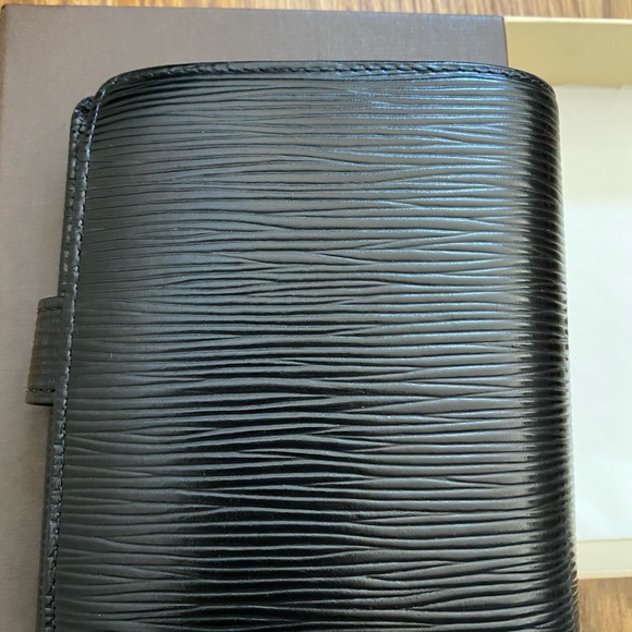 Authentic Louis Vuitton Epi leather wallet - Picture 5 of 5